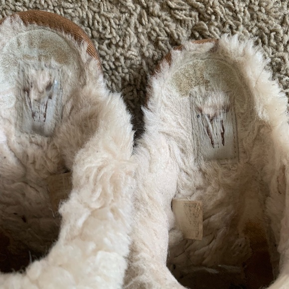 Size 7 well-loved camel Ugg slippers - Picture 3 of 3